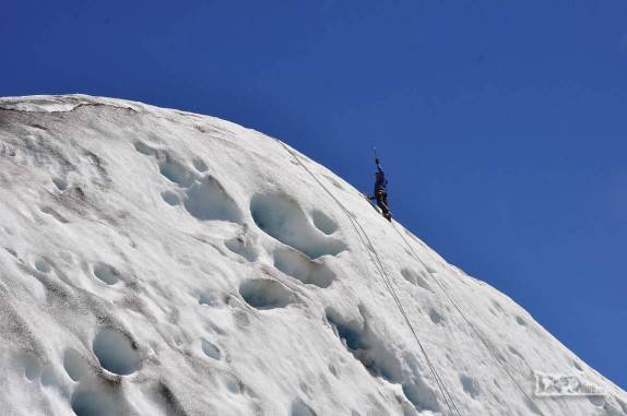 Celebrando a chegada ao topo de mais uma parede de gelo no glaciar Viedma, no Parque Nacional Los Glaciares, região de El Chaltén, no sul da Argentina